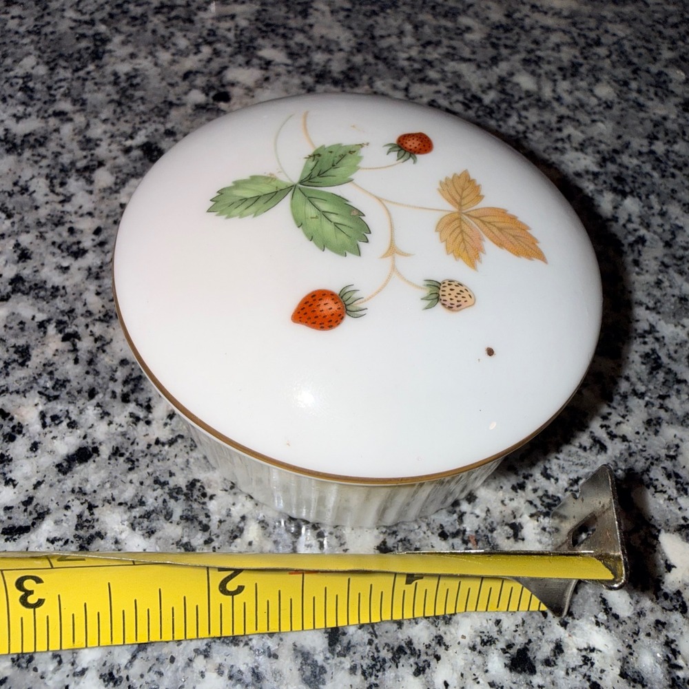 Wedgwood England vintage Wild Strawberry Trinket Box Unisex OS White Bone China